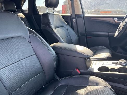 Used 2020 Ford Escape Titanium image 3