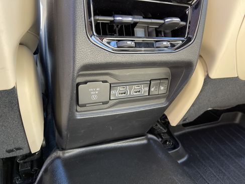 Used 2023 Jeep Grand Cherokee Limited AWD/4WD image 11