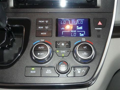 Used 2017 Toyota Sienna XLE image 36