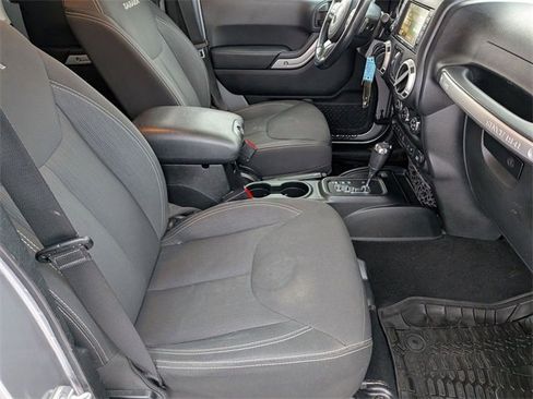 Used 2018 Jeep Wrangler Unlimited Sahara w/ Connectivity Group image 27