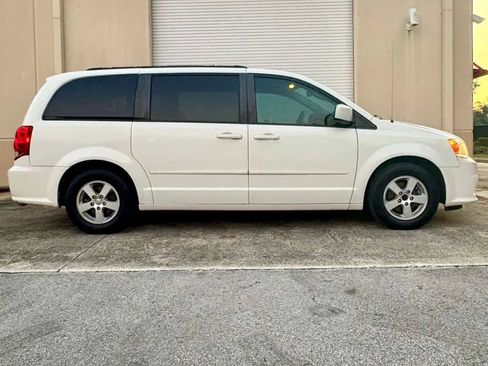 Used 2012 Dodge Grand Caravan SXT image 3