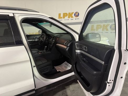 Used 2016 Ford Explorer XLT image 21