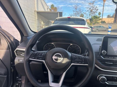 Used 2025 Nissan Altima 2.5 SV image 34