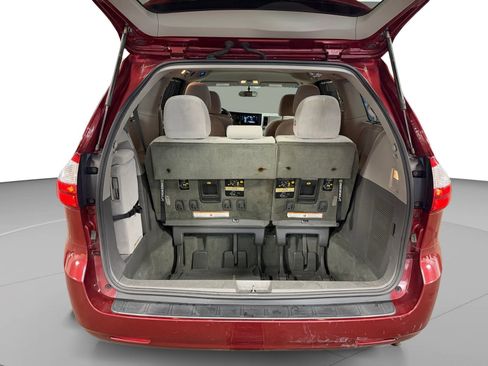 Used 2015 Toyota Sienna LE FWD image 25