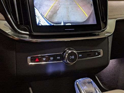 New 2026 Volvo XC90 B6 Plus w/ Protection Package Premier image 18