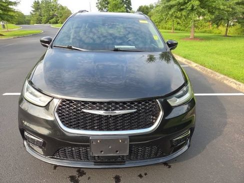 Used 2022 Chrysler Pacifica Touring-L FWD image 2