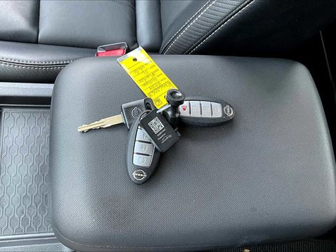 Used 2024 Nissan Frontier SL image 14