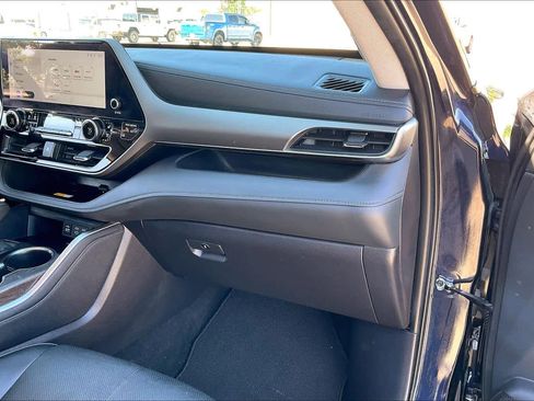 Used 2024 Toyota Highlander Limited AWD/4WD image 41
