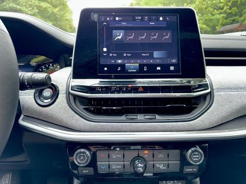 Used 2025 Jeep Compass Latitude image 19