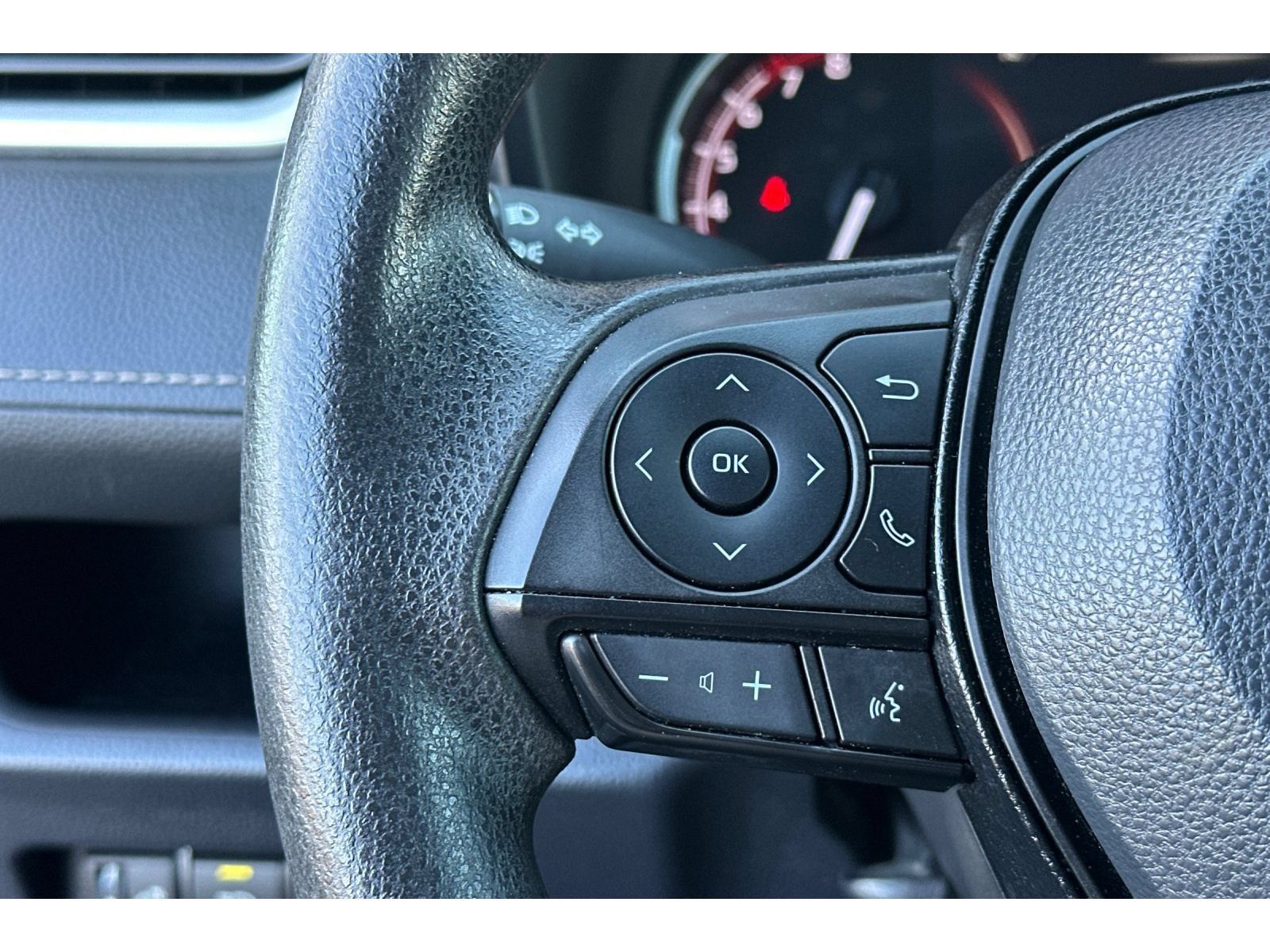 Used 2024 Toyota RAV4 XLE FWD image 27