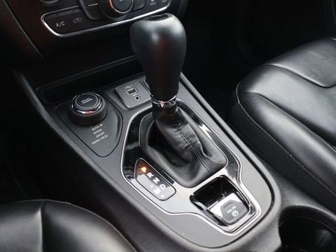 Used 2019 Jeep Cherokee Latitude Plus image 14