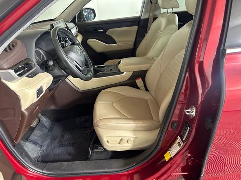 Used 2022 Toyota Highlander XLE image 9