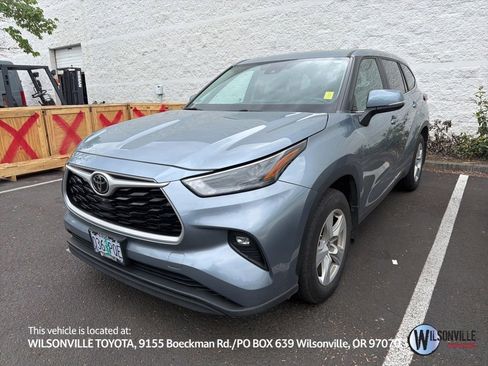 Used 2023 Toyota Highlander LE FWD image 1