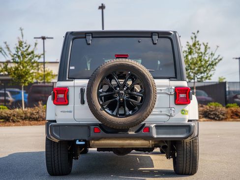 Used 2023 Jeep Wrangler Unlimited Sahara w/ Cold Weather Group AWD/4WD image 6