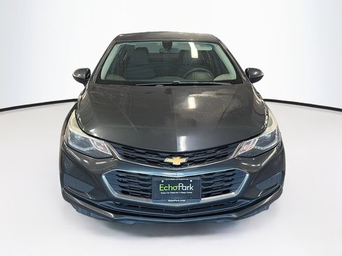Used 2018 Chevrolet Cruze LT w/ Convenience Package FWD image 2