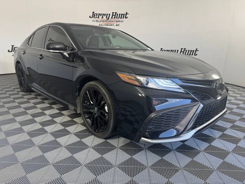 Used 2022 Toyota Camry XSE FWD image 6