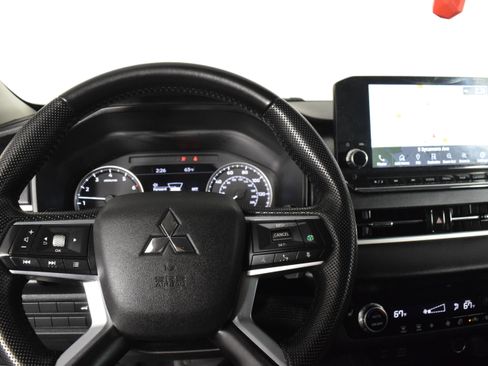 Used 2023 Mitsubishi Outlander SE image 16