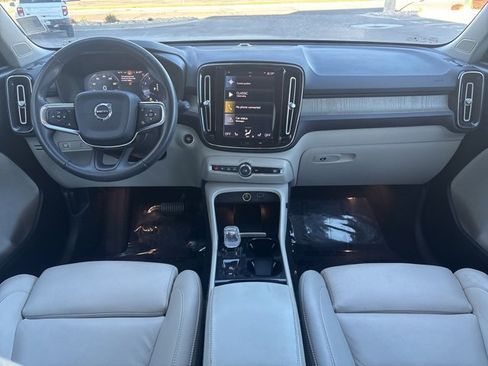 Used 2019 Volvo XC40 T5 Inscription image 17