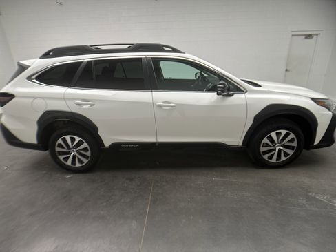 Used 2025 Subaru Outback Premium w/ Popular Package #1A image 9