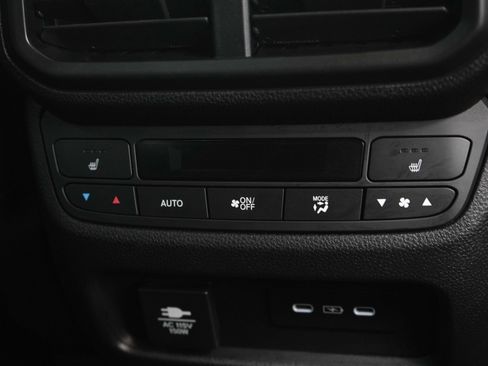 Used 2025 Honda Pilot Black Edition image 17