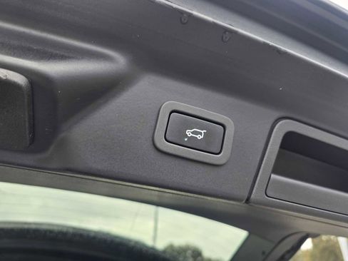 Used 2018 Land Rover Range Rover Velar R-Dynamic SE image 18