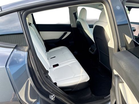 Certified 2022 Tesla Model Y Long Range AWD/4WD image 11