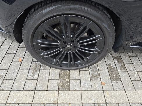 Used 2024 Land Rover Range Rover Long Wheelbase Autobiography image 12