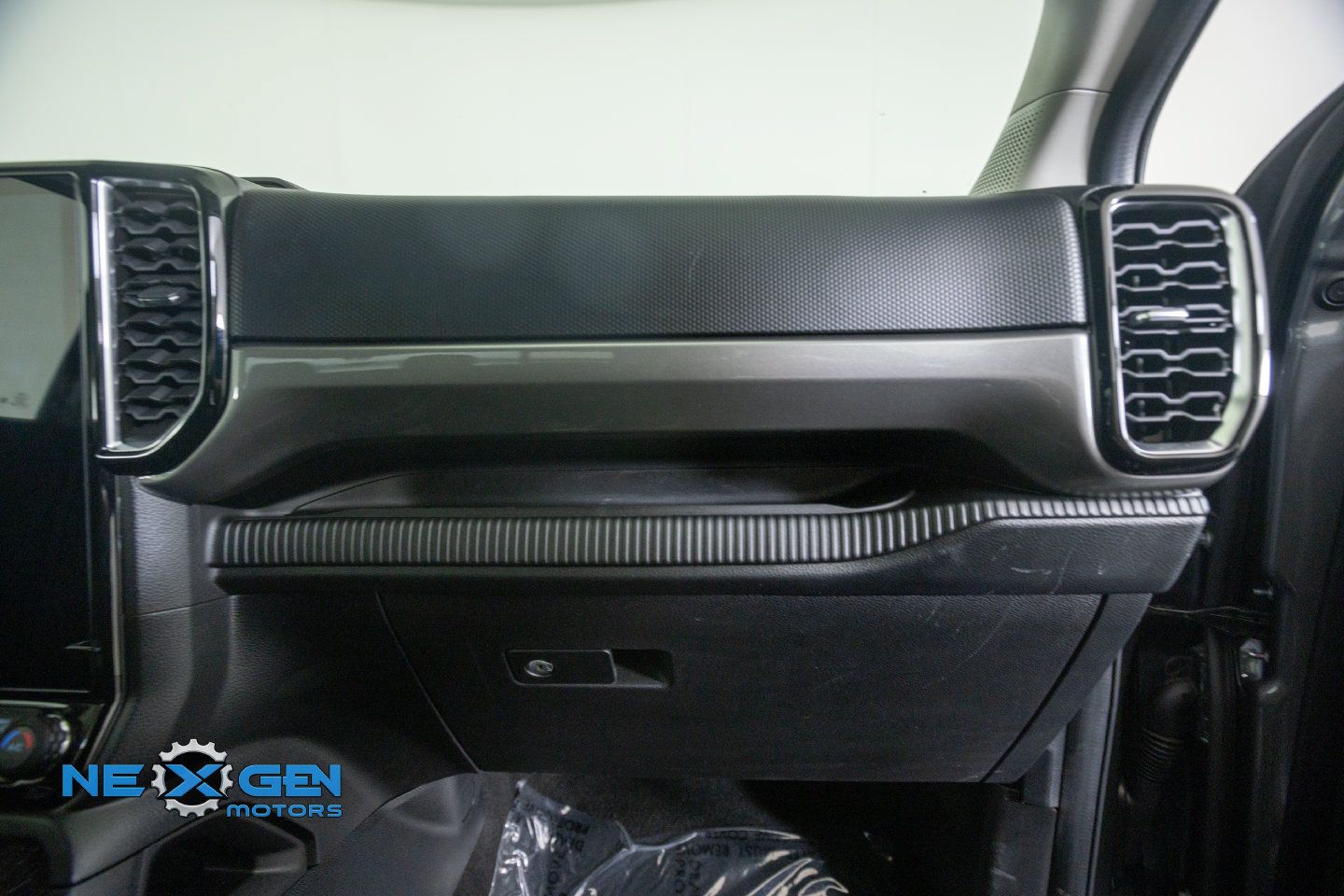 Used 2024 Ford Ranger XLT w/ Equipment Group 301A High AWD/4WD image 9