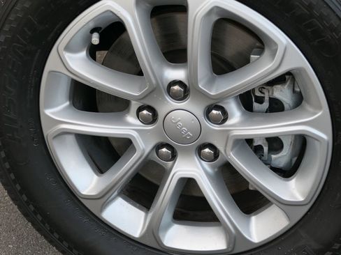 Used 2021 Jeep Grand Cherokee Laredo image 12