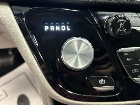Used 2023 Chrysler Pacifica Limited image 16
