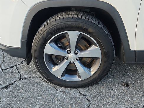 Used 2019 Jeep Cherokee Limited image 7