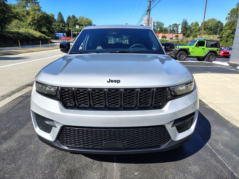 New 2025 Jeep Grand Cherokee Altitude image 3