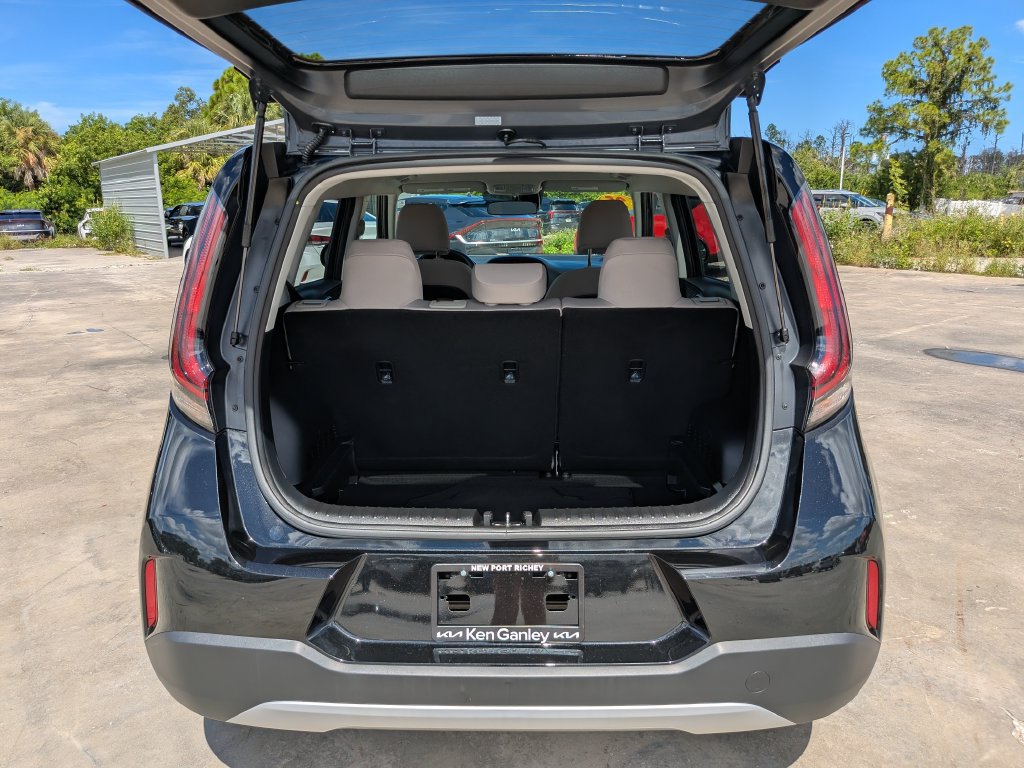 Certified 2025 Kia Soul LX w/ LX Technology Package FWD image 12