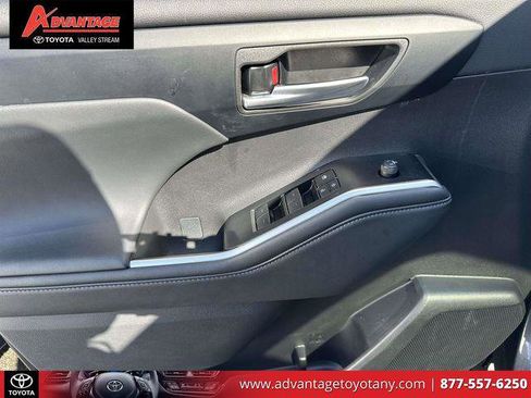 Certified 2025 Toyota Highlander XLE image 21