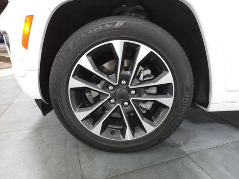 Used 2022 Jeep Grand Cherokee Overland w/ Luxury Tech Group IV AWD/4WD image 37