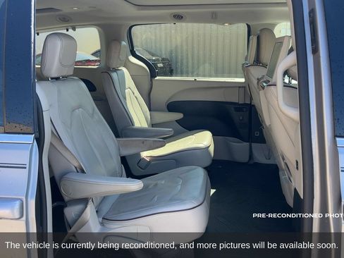 Used 2017 Chrysler Pacifica Limited w/ UConnect Theater Package FWD image 13