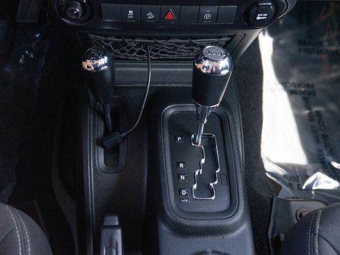 Used 2018 Jeep Wrangler Unlimited Sahara AWD/4WD image 17