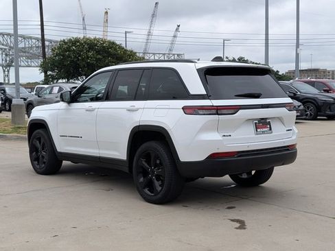 Used 2023 Jeep Grand Cherokee Limited w/ Black Appearance Package AWD/4WD image 8