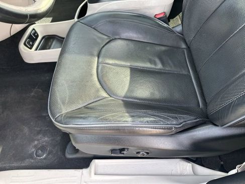 Used 2020 Chrysler Pacifica Limited FWD image 24