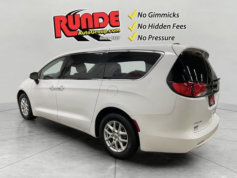 Used 2023 Chrysler Voyager LX FWD image 3