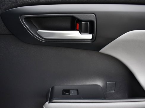 Used 2021 Toyota Highlander XLE image 14