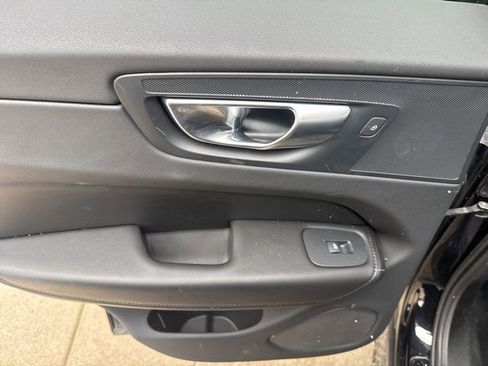 Used 2023 Volvo XC60 B5 Core image 30