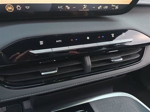 Used 2025 Buick Enclave Sport Touring AWD/4WD image 18