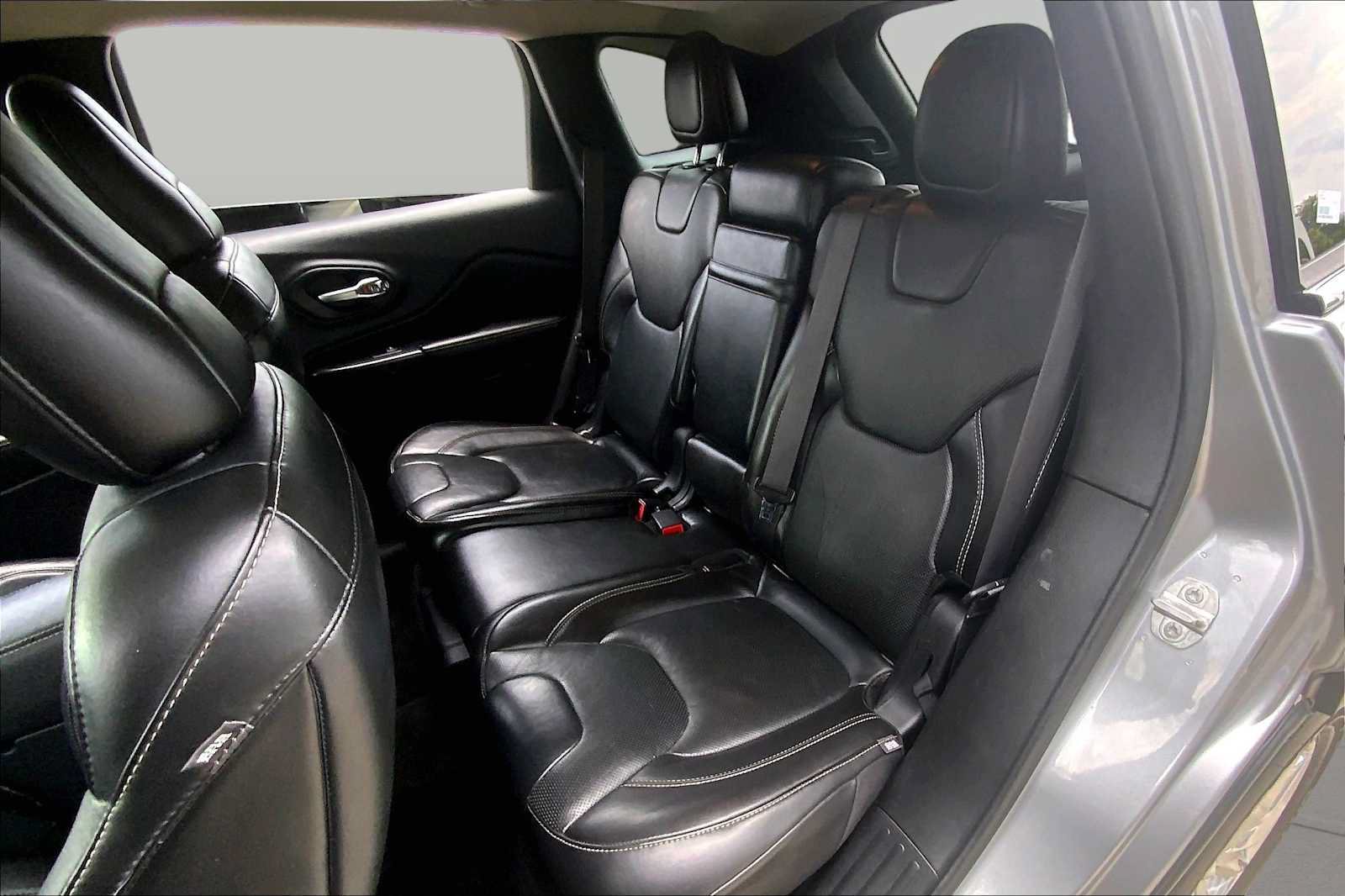 Used 2015 Jeep Cherokee Limited w/ Luxury Group AWD/4WD image 21