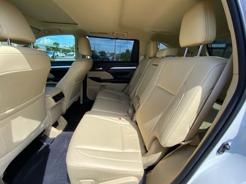 Used 2019 Toyota Highlander SE image 19