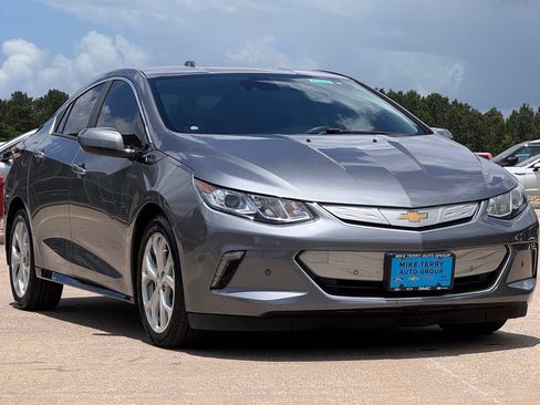 Used 2018 Chevrolet Volt Premier w/ Driver Confidence Package FWD image 10