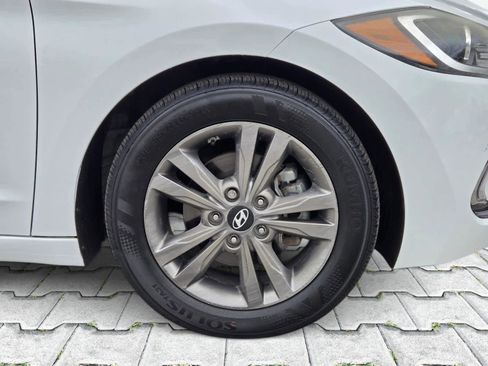 Used 2017 Hyundai Elantra SE w/ SE A/T Tech Package 03 FWD image 3