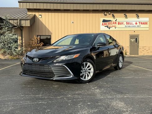 Used 2021 Toyota Camry LE image 12