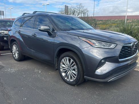 Used 2023 Toyota Highlander Platinum image 2