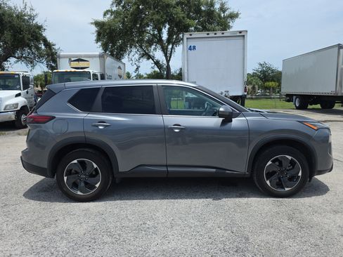 Used 2024 Nissan Rogue SV FWD image 8